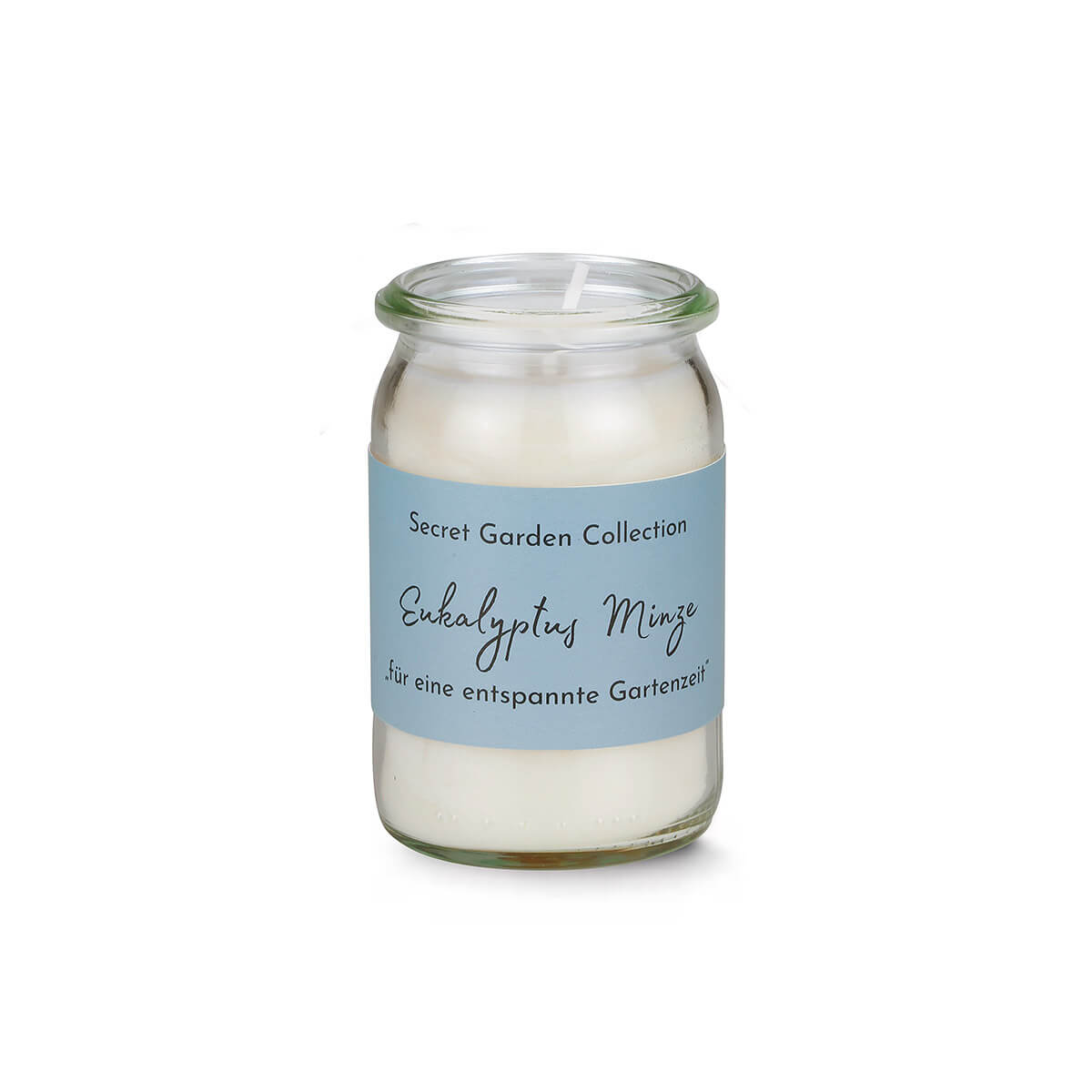Eine weiße Duftkerze in einem zylindrischen Glasgefäß mit einem hellblauen Etikett. Darauf steht oben "Secret Garden Collection", mittig "Eukalyptus Minze" in geschwungener Schrift und unten "für eine entspannte Gartenzeit". Ein weißer Docht ist sichtbar.