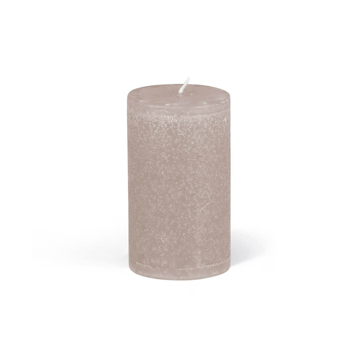 Gros plan sur une bougie cylindrique mate de couleur taupe, à la surface légèrement irrégulière. La mèche est placée au centre et dépasse légèrement du sommet. La bougie repose sur une surface blanche et projette une légère ombre.
