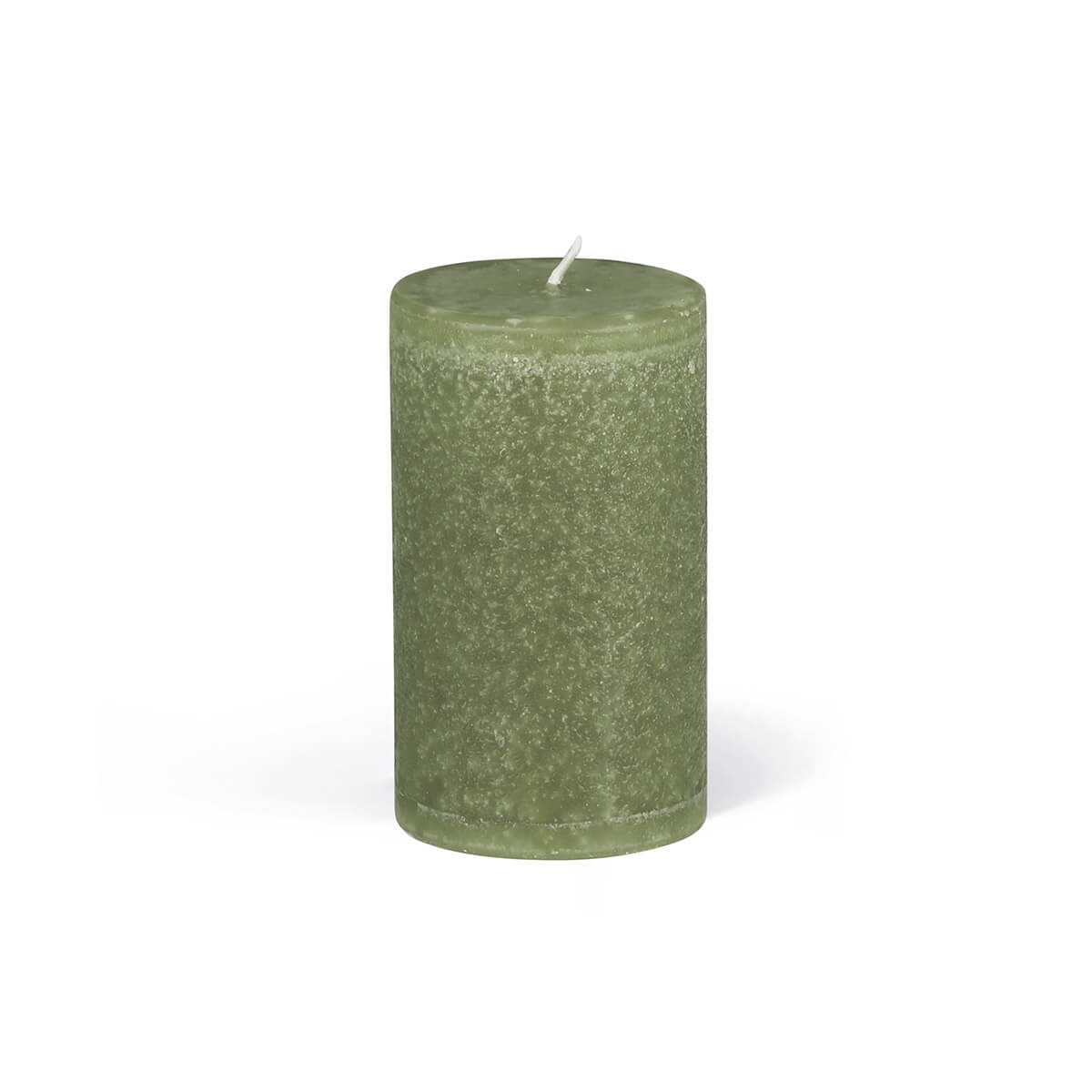 Une bougie cylindrique verte avec une mèche blanche repose sur un fond blanc. La bougie présente une surface légèrement rugueuse et irrégulière.