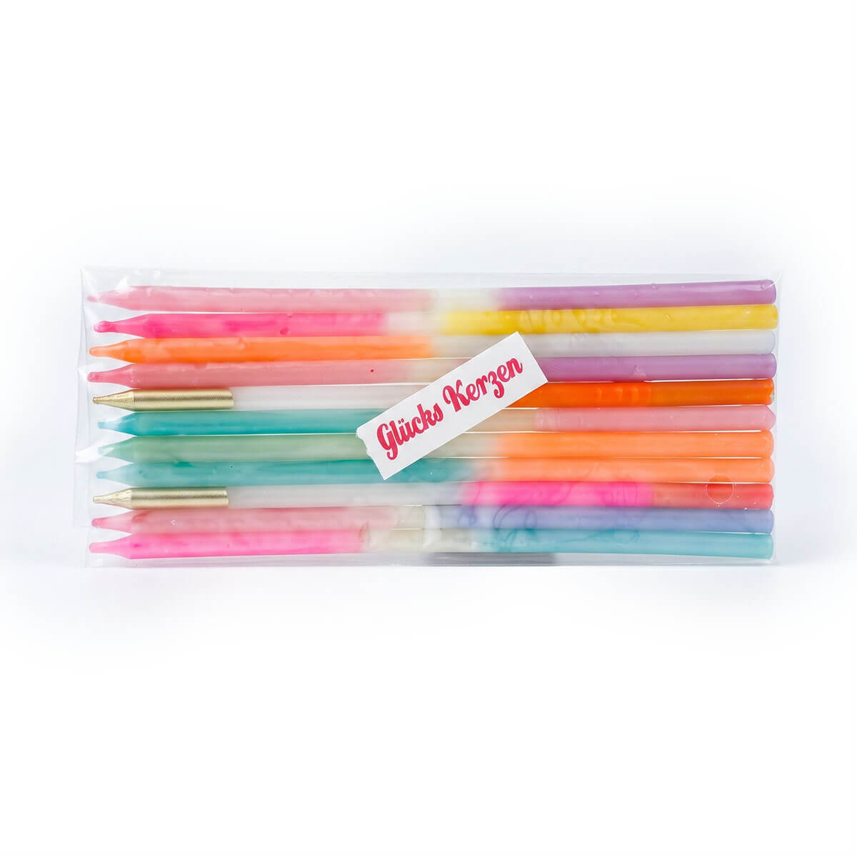 Packung mit ca. 14 schlanken, farbenfrohen Geburtstagskerzen in zwei Reihen in transparenter Plastikverpackung. Farbverlauf von Pink, Orange, Türkis oder Violett zu Weiß, teils mit goldenen Spitzen. Etikett: „Glücks Kerzen“.