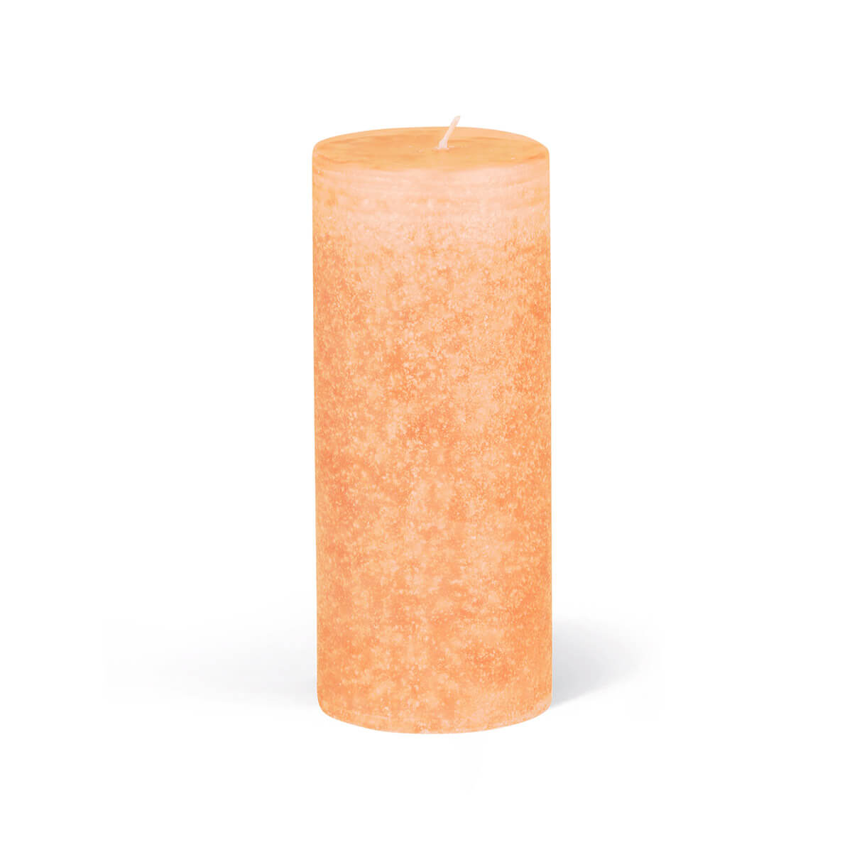 Une bougie cylindrique unique, d'une douce teinte orange, repose sur un fond blanc. La bougie présente une surface légèrement texturée et une mèche blanche courte.