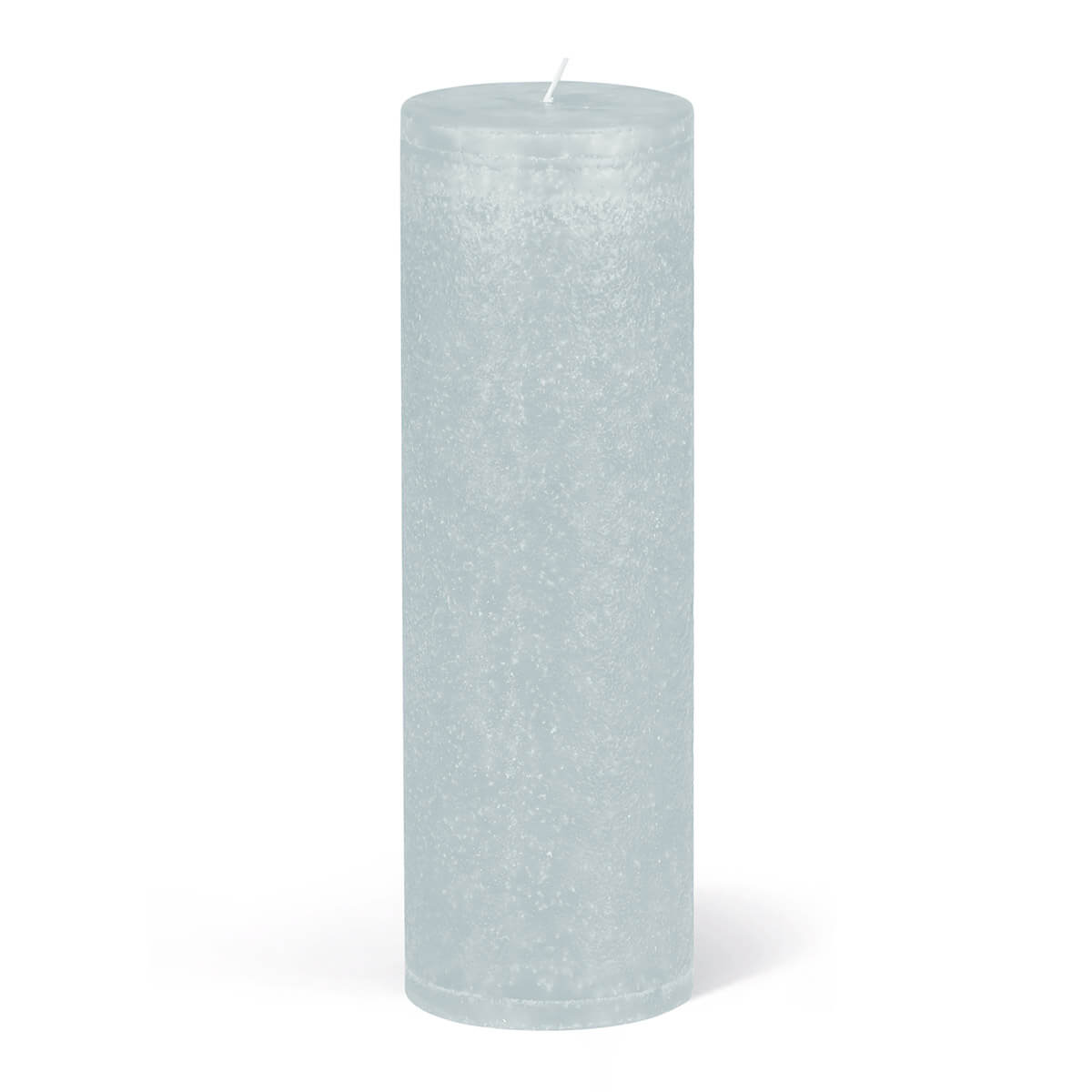 Une bougie cylindrique bleu clair est posée sur un fond blanc. La bougie présente une texture irrégulière et une mèche.
