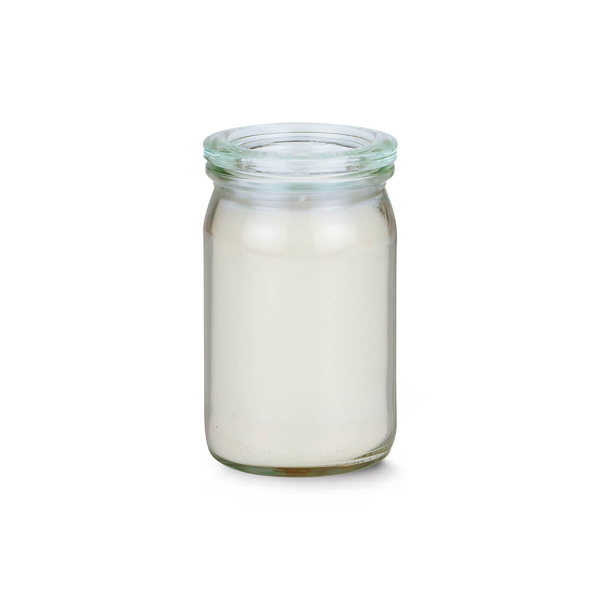 Zylindrisches, durchsichtiges Glasgefäß mit cremeweißer, milch- oder joghurtähnlicher Flüssigkeit auf reinweißem Hintergrund. Glas reflektiert leicht Licht, zeigt feine Textur. Glatte Seite, oben leicht erweitert, Hinweis auf Schraubverschluss.