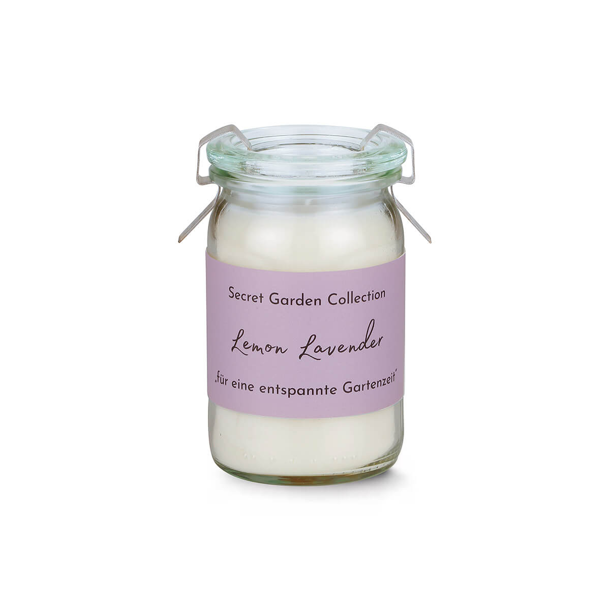 Kleine, zylindrische Glaskerze mit hellem Wachs, fliederfarbenem Etikett: "Secret Garden Collection Lemon Lavender für entspannte Gartenzeit". Glasbehälter mit silbernem Bügelverschluss, auf weißem Hintergrund.