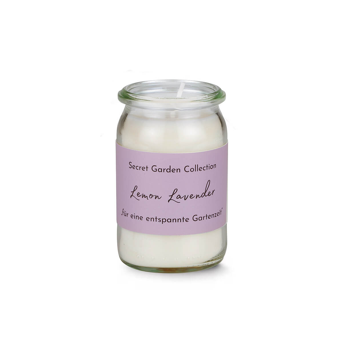 Ein weißes Teelicht in einem kleinen, durchsichtigen Glasgefäß mit hellviolettem Etikett. Darauf steht "Secret Garden Collection", darunter "Lemon Lavender" und weiter unten "für eine entspannte Gartenzeit".