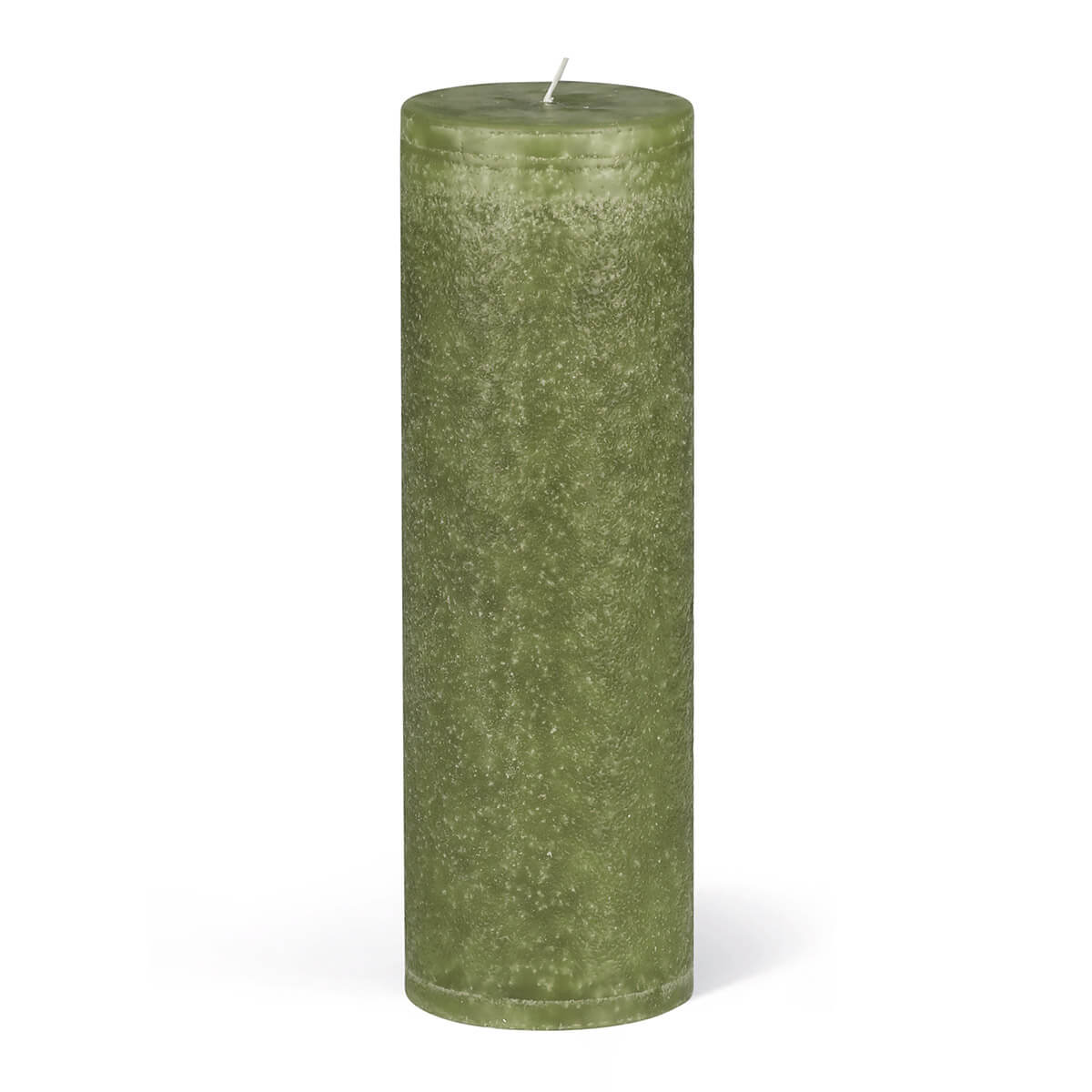 Une bougie cylindrique de couleur vert olive repose sur une surface blanche. La bougie présente une surface irrégulière, légèrement texturée, et une mèche blanche courte au centre.