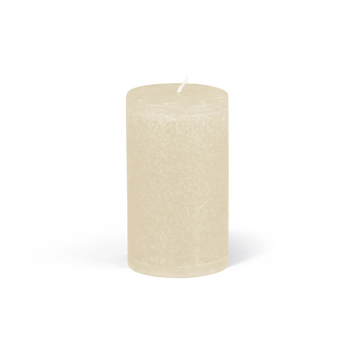 Une bougie cylindrique courte de couleur crème repose sur une surface blanche. La mèche est placée au centre, en haut de la bougie. La cire présente une texture légèrement granuleuse.