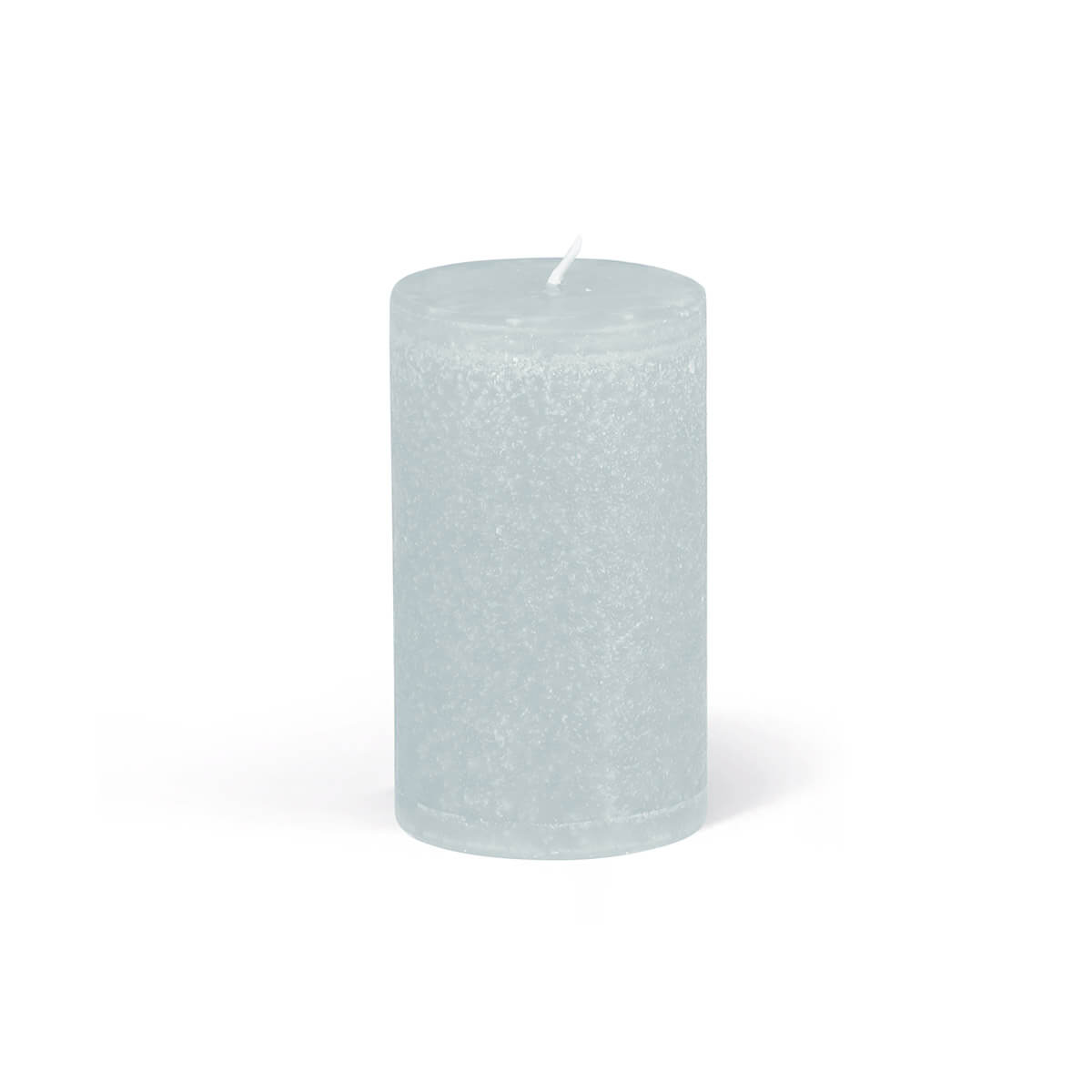 Une bougie cylindrique unique, d'un bleu clair presque translucide, trône au centre d'un fond blanc. La bougie présente une texture légèrement rugueuse ; une mèche courte est visible à son sommet.