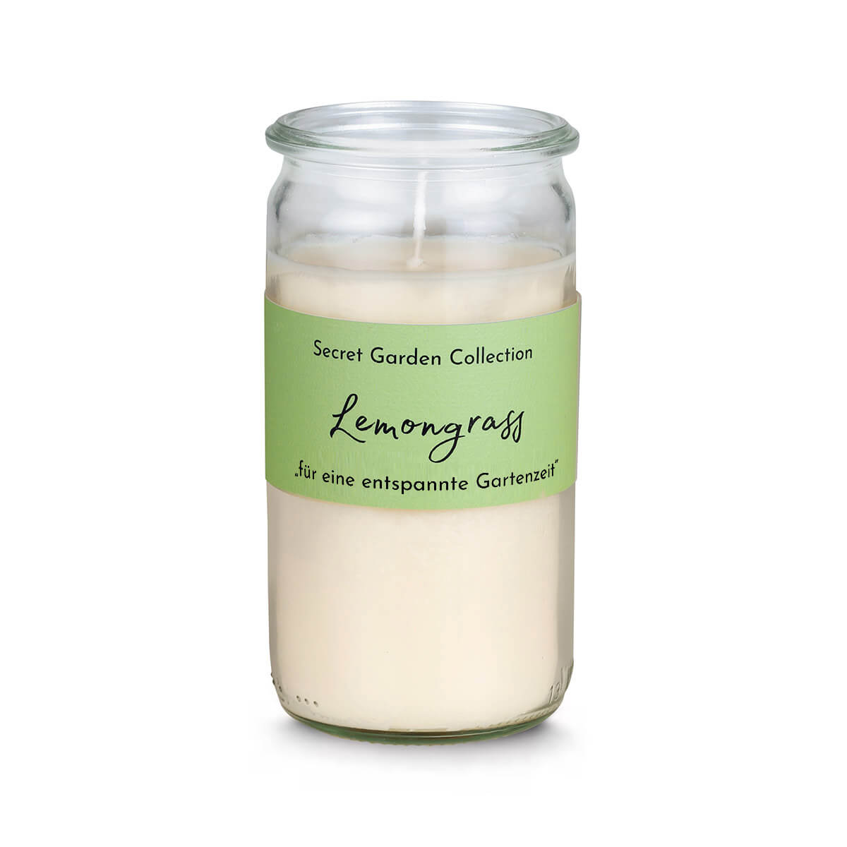 Una candela cilindrica in vetro con cera color crema e stoppino non acceso. Un'etichetta verde chiaro avvolge il vetro: in alto "Secret Garden Collection", sotto "Lemongrass", in basso "per momenti di relax in giardino".