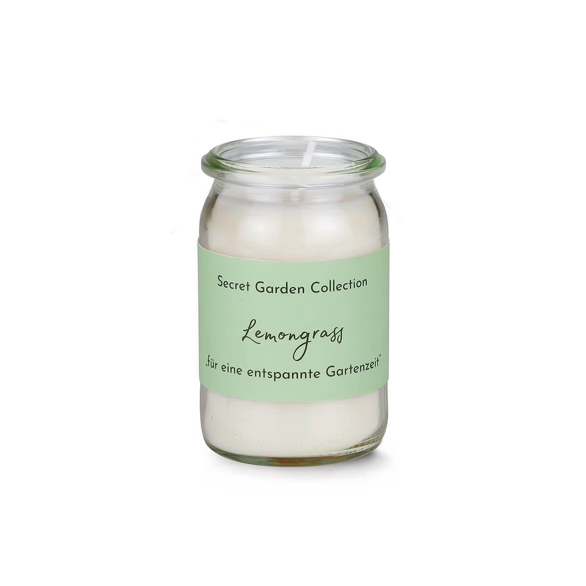 Kleine Kerze im klaren Glas, gefüllt mit weißem Wachs und sichtbarem Docht. Hellgrünes Etikett: "Secret Garden Collection", "Lemongrass" und "für eine entspannte Gartenzeit". Für ruhige Momente im Garten.