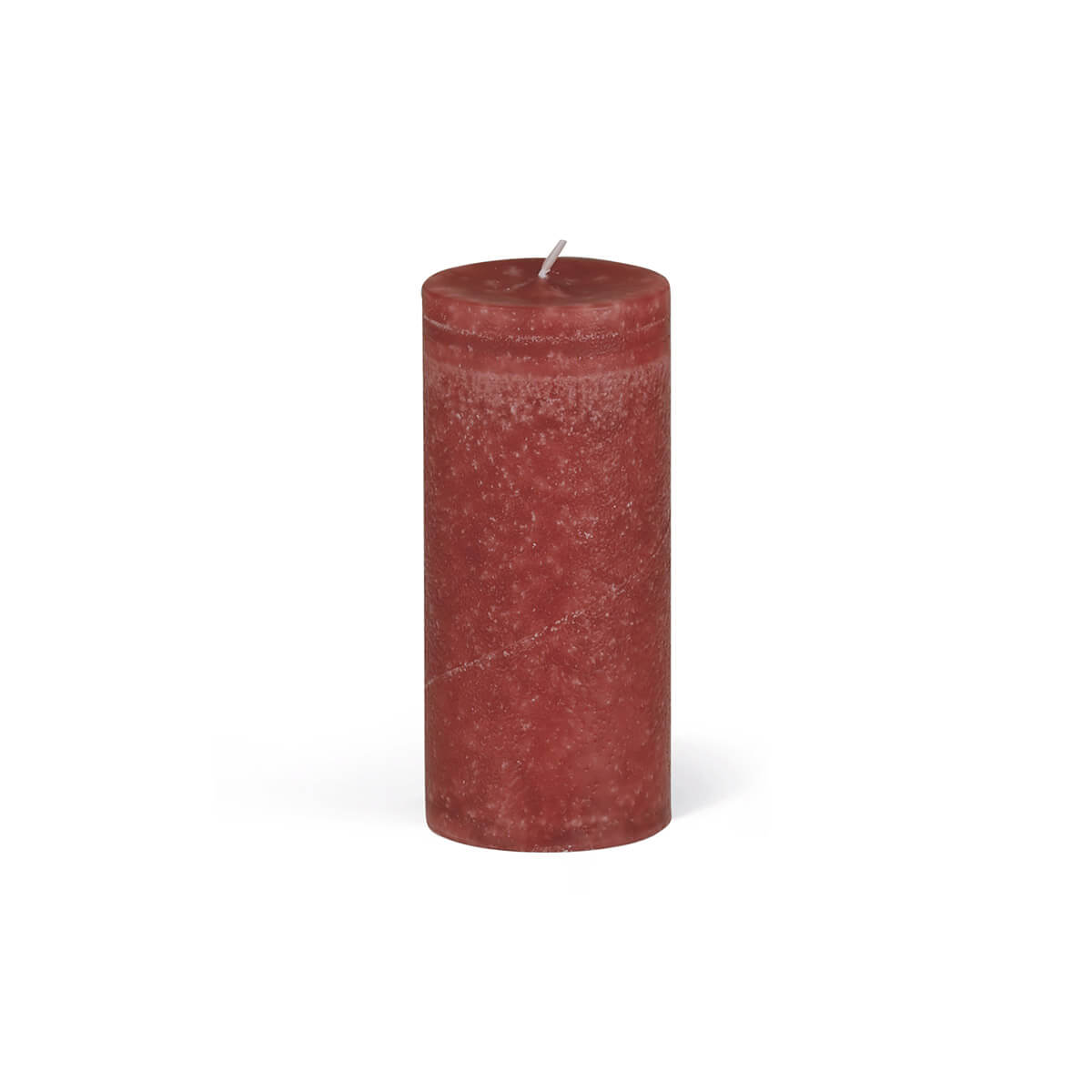 Une bougie cylindrique en terre cuite trône au centre d'un fond blanc. La mèche dépasse légèrement du haut de la bougie. La texture de la bougie est rugueuse et légèrement marbrée.