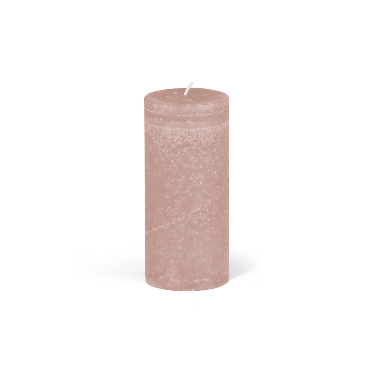 Une bougie cylindrique unique, d'un rose tendre, repose sur un fond blanc. La bougie présente une texture légèrement rugueuse et une mèche bien visible. L'ombre projetée suggère une source de lumière venant d'en haut.