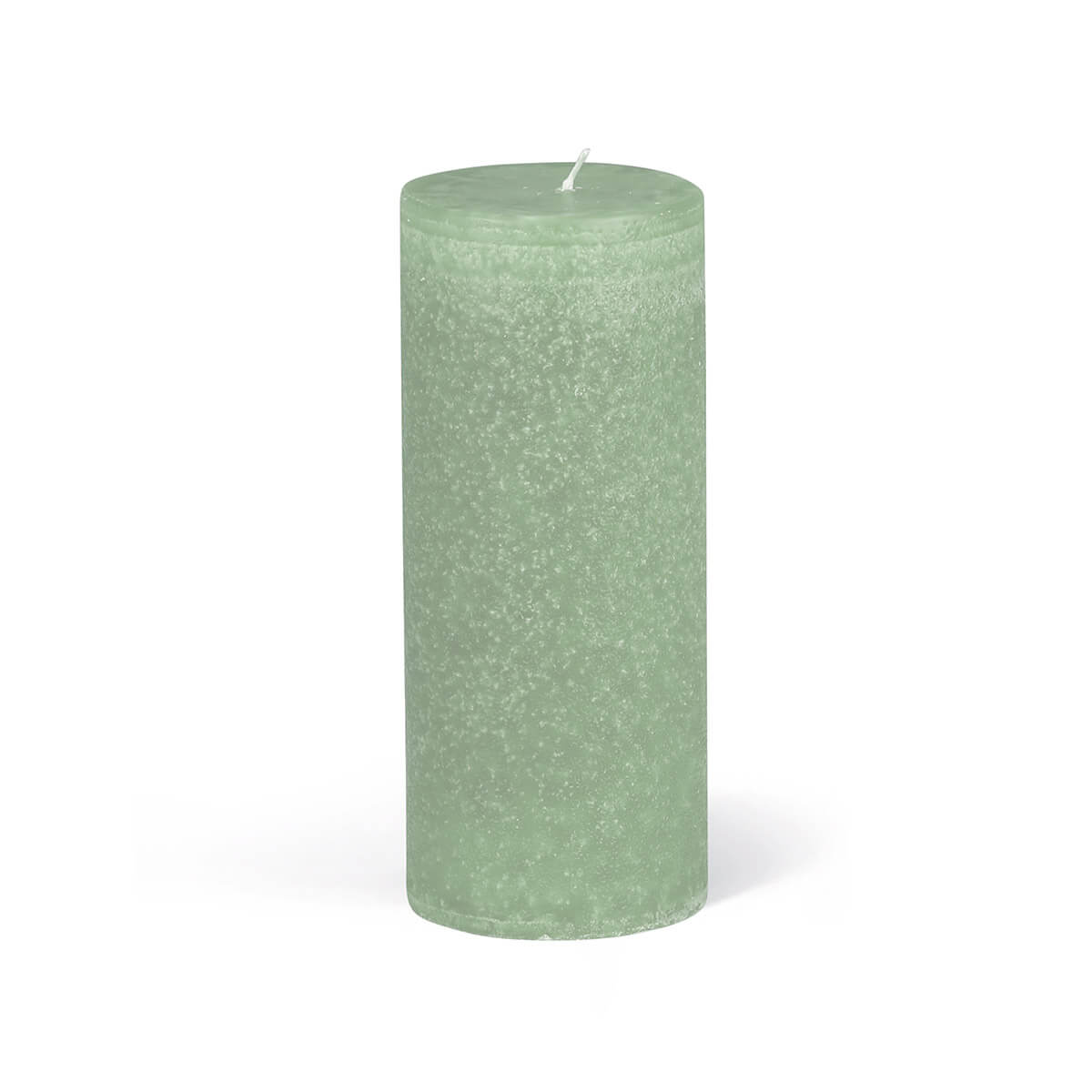 Une bougie cylindrique unique, non allumée, d'un vert tendre repose sur un fond blanc. La mèche dépasse au centre de la partie supérieure de la bougie, dont la surface semble légèrement rugueuse et irrégulière.