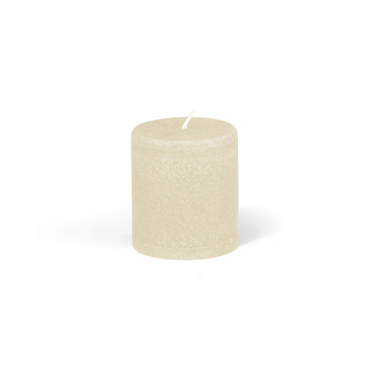 Eine cremefarbene, zylindrische Schulthess Kerze steht auf weißem Untergrund. Sie ist durchgefärbt und hat eine leicht flockige Wachsstruktur. Der Docht ist kurz und mittig. Ideal als Adventskerze für den Adventskranz.