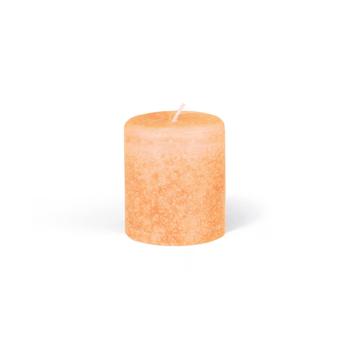 Une bougie cylindrique orange se détache sur un fond blanc. La bougie est cylindrique, avec une surface légèrement irrégulière et une mèche blanche. La lumière projette une petite ombre sous la bougie.