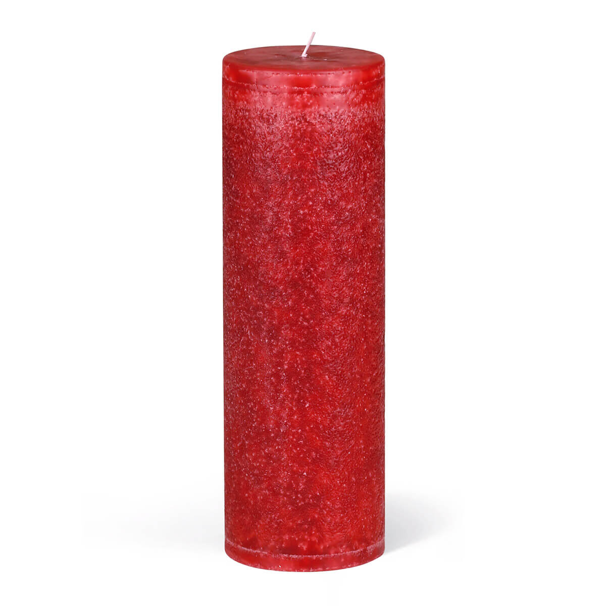 Une bougie cylindrique rouge repose sur un fond blanc. La bougie présente une surface irrégulière, presque granuleuse, et une mèche qui dépasse de son centre.