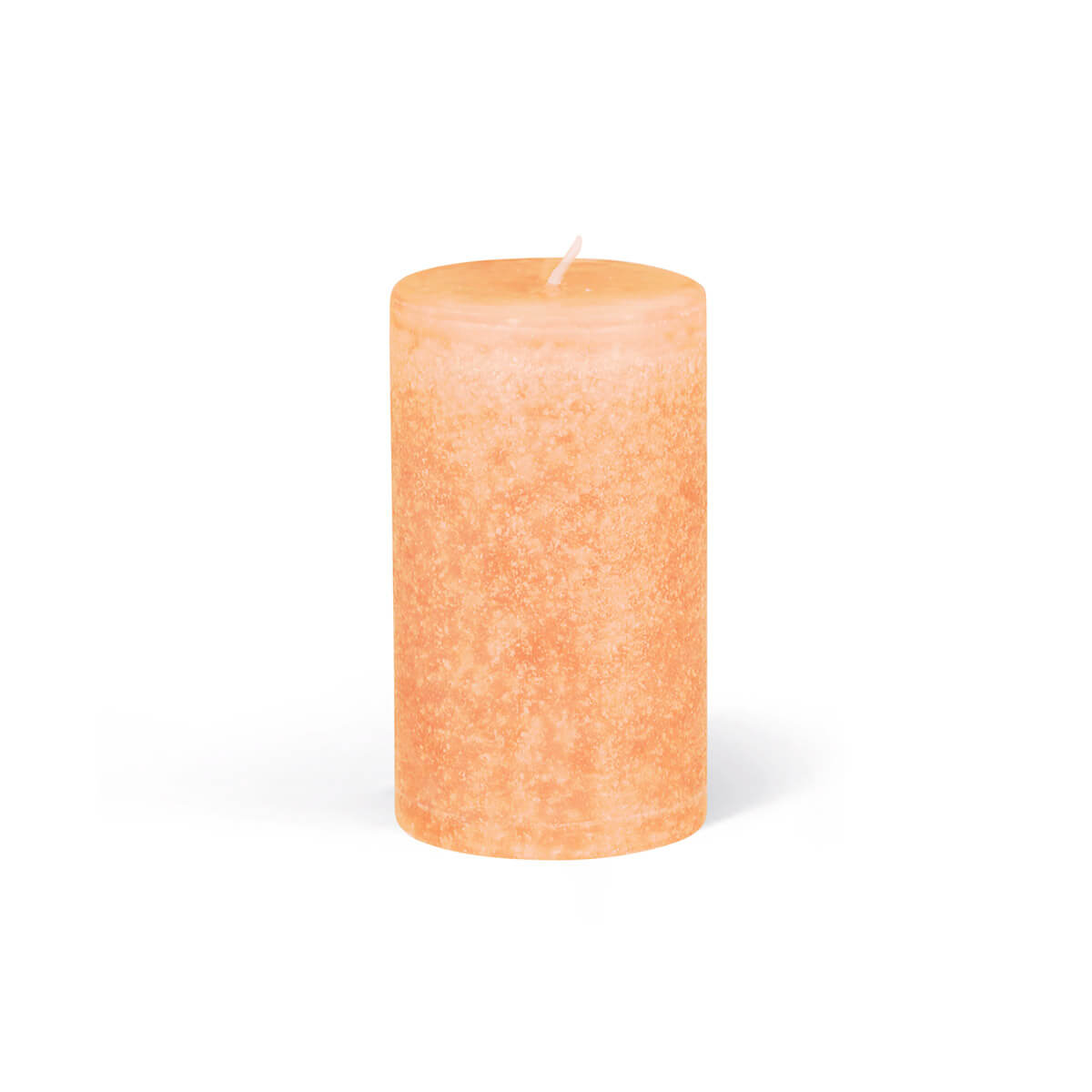 Une bougie cylindrique se dresse seule sur un fond blanc. Elle est de forme cylindrique, avec une mèche visible placée au centre. Sa surface est de couleur orange et présente une texture légèrement irrégulière et mouchetée.