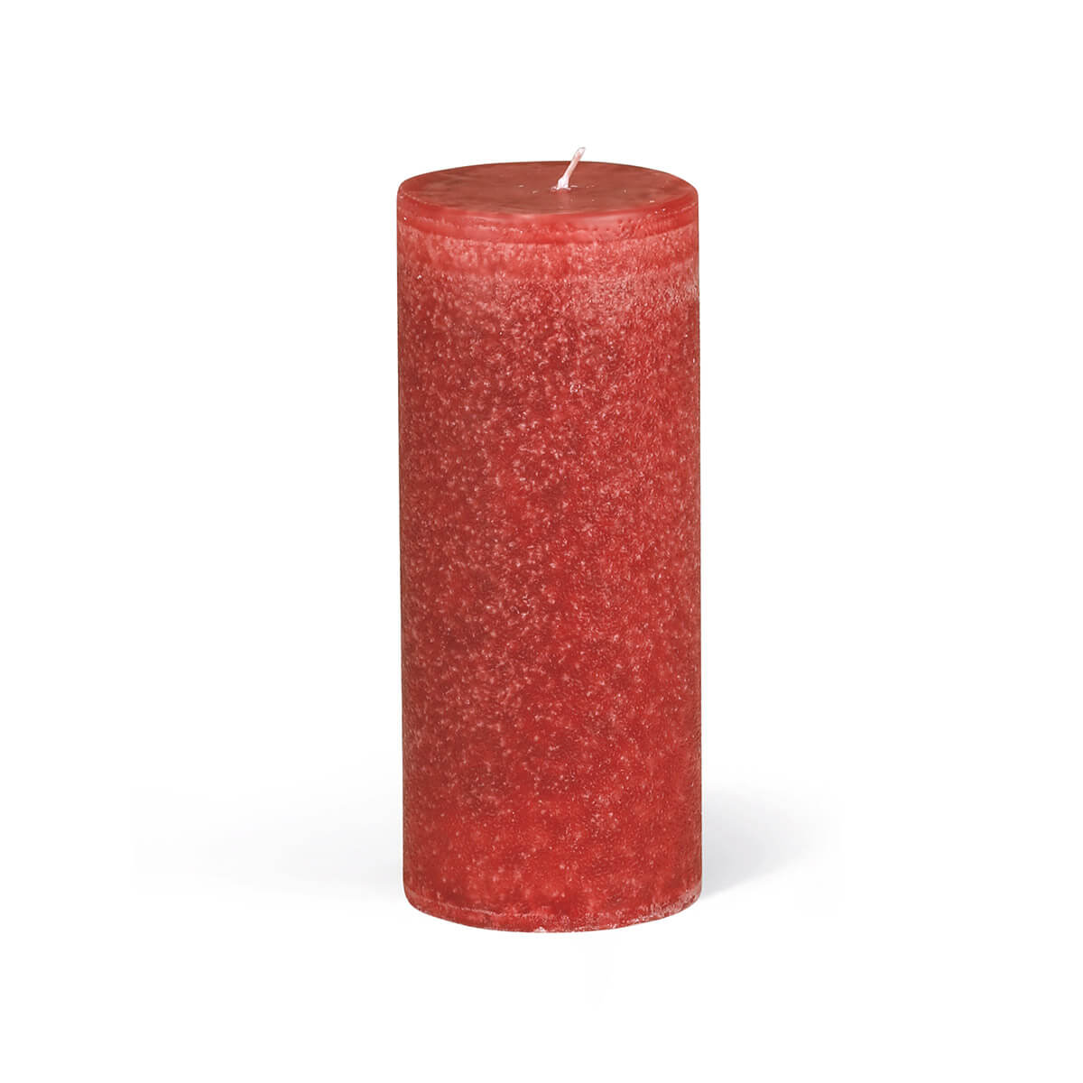 Bougie cylindrique rouge sur fond blanc. La bougie est de forme cylindrique et présente une texture légèrement rugueuse et irrégulière. Une mèche est placée au centre, sur le dessus. La couleur de la bougie est un rouge chaud et profond.