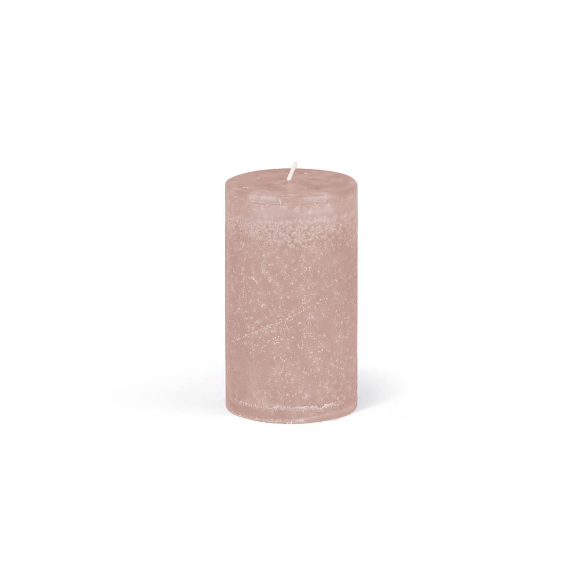 Une bougie cylindrique de couleur rose pâle, à la texture légèrement irrégulière, trône au centre d'un fond blanc. La mèche dépasse légèrement de la surface plane supérieure. Une ombre douce se projette à droite.