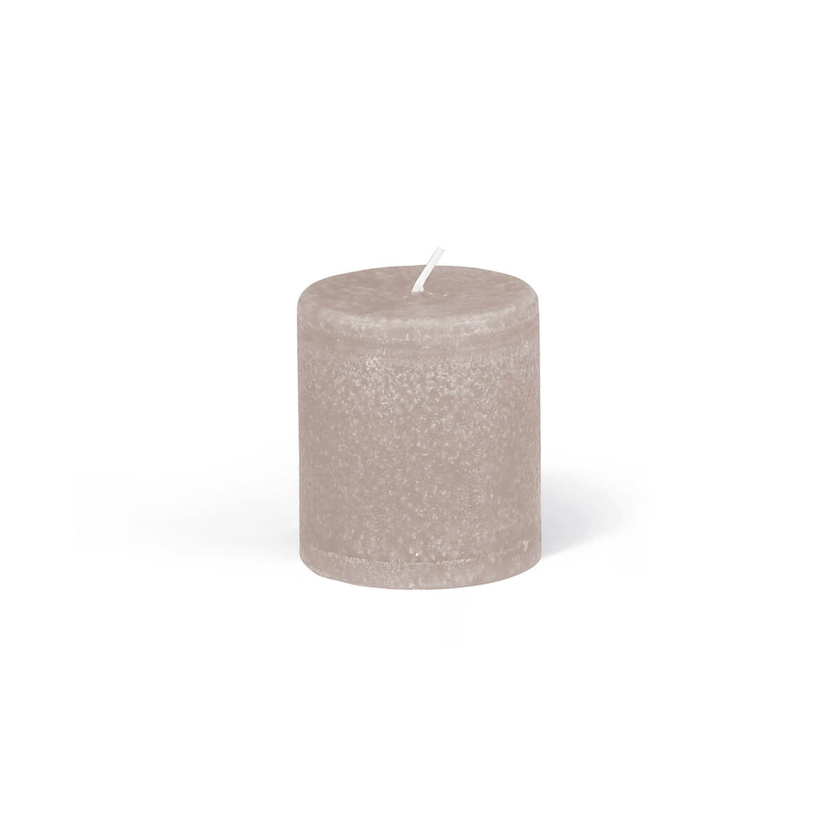 Une bougie cylindrique marron clair est placée au centre d'un fond blanc. La bougie a une forme cylindrique et une surface irrégulière, légèrement granuleuse. La mèche est placée au centre et dépasse légèrement.