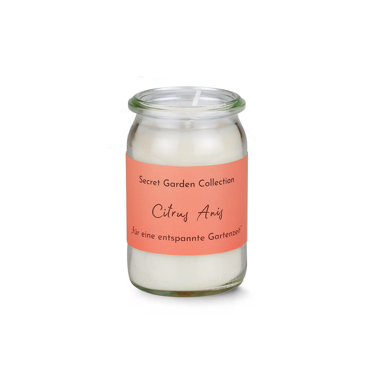 Eine weiße Duftkerze in einem kleinen, transparenten Glasgefäß steht vor weißem Hintergrund. Auf dem orangefarbenen Etikett steht: "Secret Garden Collection", "Citrus Anis" und "für eine entspannte Gartenzeit". Der Docht ist sichtbar.