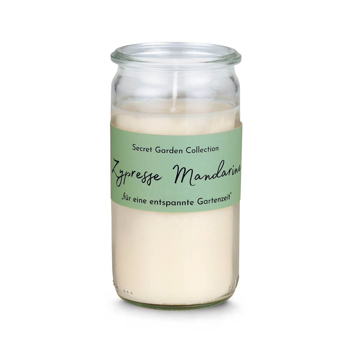 Candela profumata color crema in barattolo di vetro cilindrico con etichetta verde chiaro. Scritta "Secret Garden Collection" e, in grande, "Cipresso e mandarino", con la frase "per un momento di relax in giardino". Atmosfera rilassante.