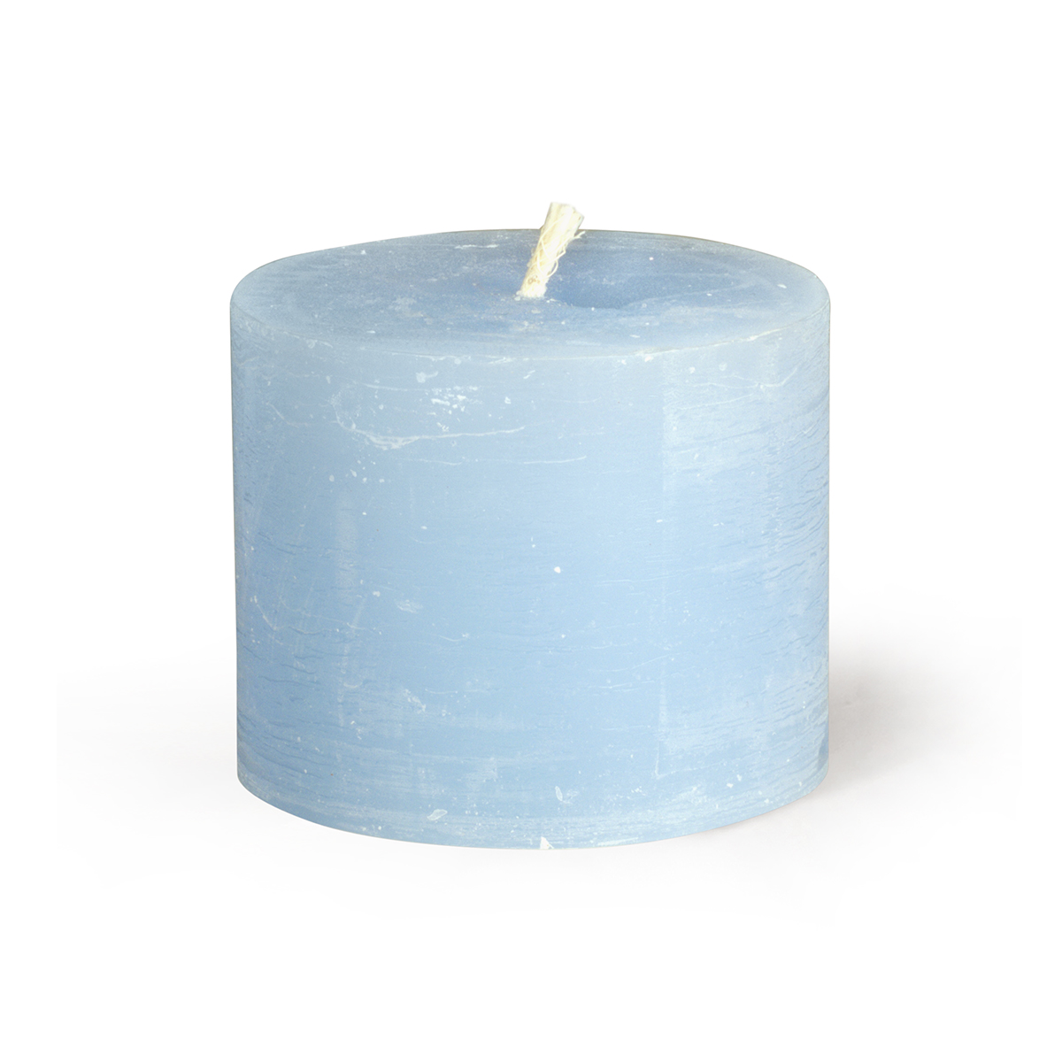 Une bougie de jardin cylindrique bleu glacier de la marque « Hongler » repose sur un socle blanc. La bougie présente une surface rugueuse et rustique ainsi qu'une mèche épaisse placée au centre. La couleur est teintée dans la masse.