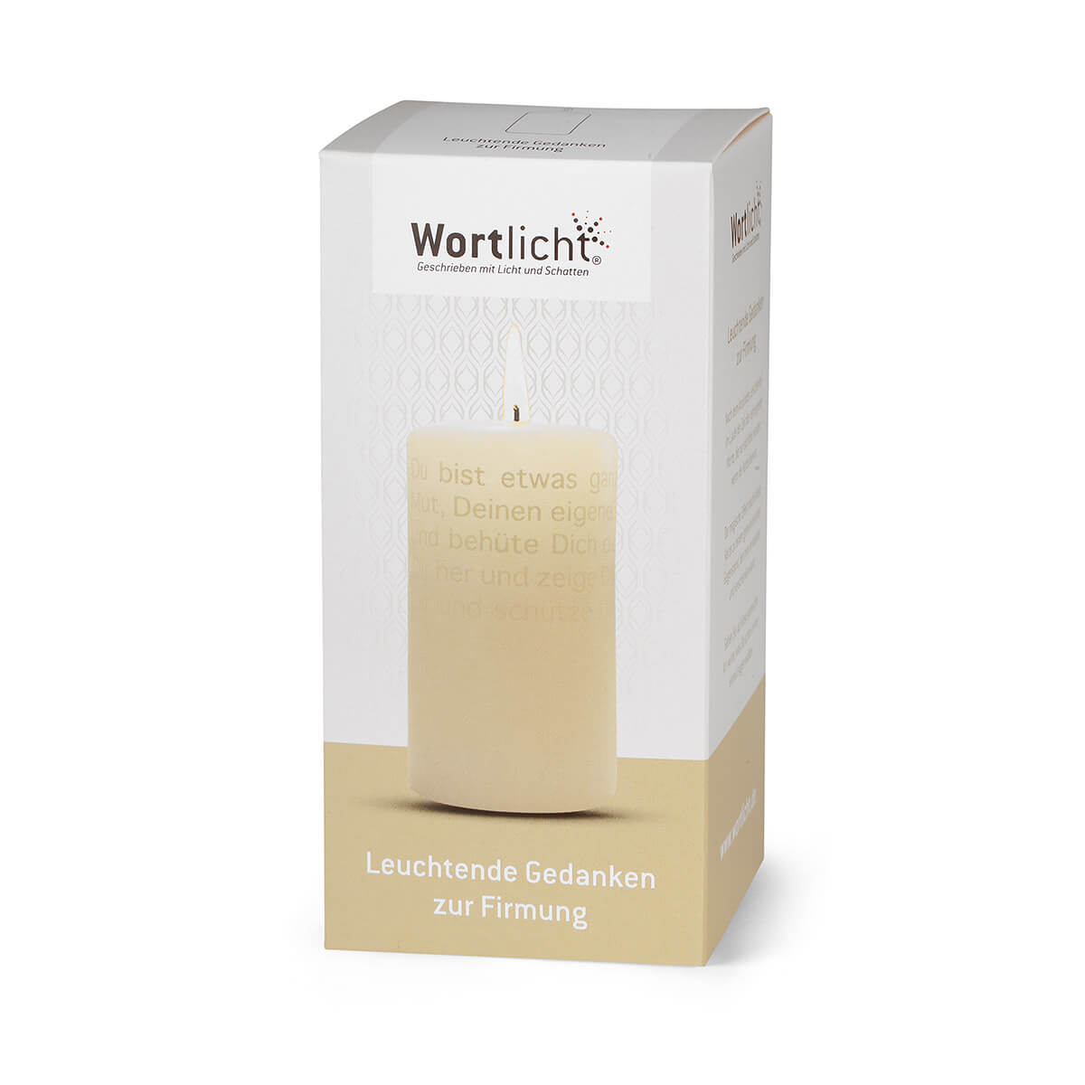 The image shows a wool-white “Wortlicht ” candle in a white box with a gold base. The box bears the words “Leuchtende Gedanken zur Firmung” and a text is printed on the candle itself.