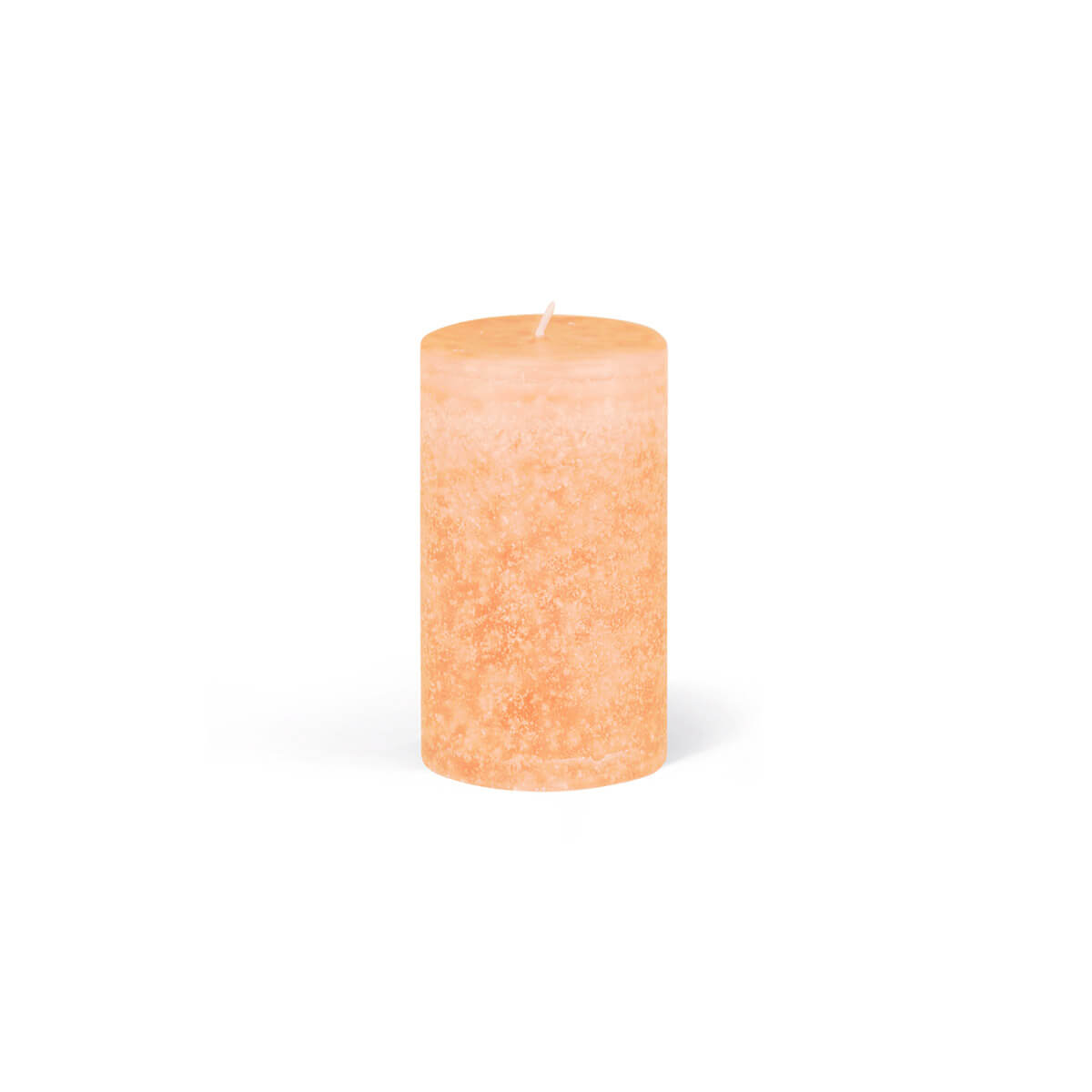 Une bougie cylindrique d'un orange délicat, à la texture irrégulière, se dresse verticalement devant un fond d'un blanc immaculé. La mèche est placée au centre, la forme de la bougie est cylindrique et compacte. La lumière met en valeur la texture.