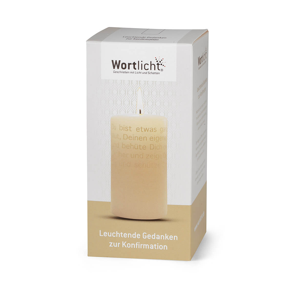 A candle from manufacturer Wortlicht in white packaging. A text is printed on the candle. The packaging is labelled ‘Leuchtende Gedanken zur Konfirmation’ (Bright Thoughts for Confirmation). The Wortlicht logo is visible on the packaging.
