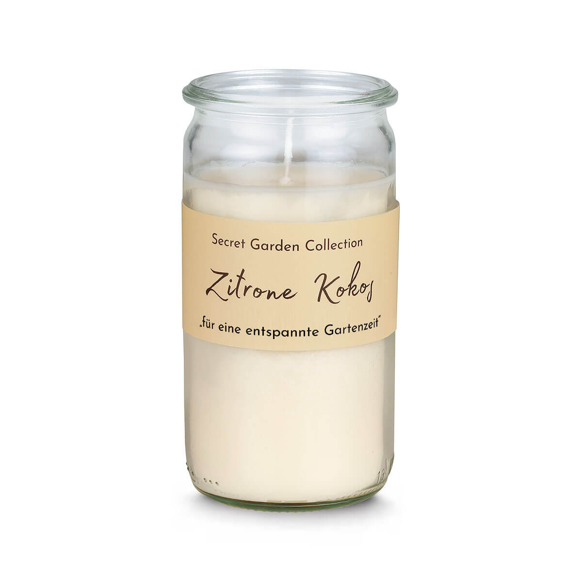 Candela chiara in un barattolo di vetro trasparente con cera color crema e stoppino. Etichetta beige con la scritta «Secret Garden Collection Limone e Cocco», sotto la quale si legge «per un momento di relax in giardino».