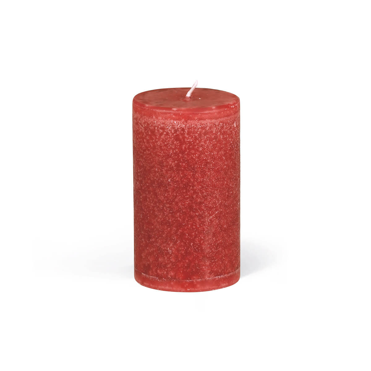 Une bougie cylindrique rouge repose sur un fond blanc. La bougie présente une surface légèrement rugueuse et irrégulière, ainsi qu'une mèche blanche au centre de sa partie supérieure.
