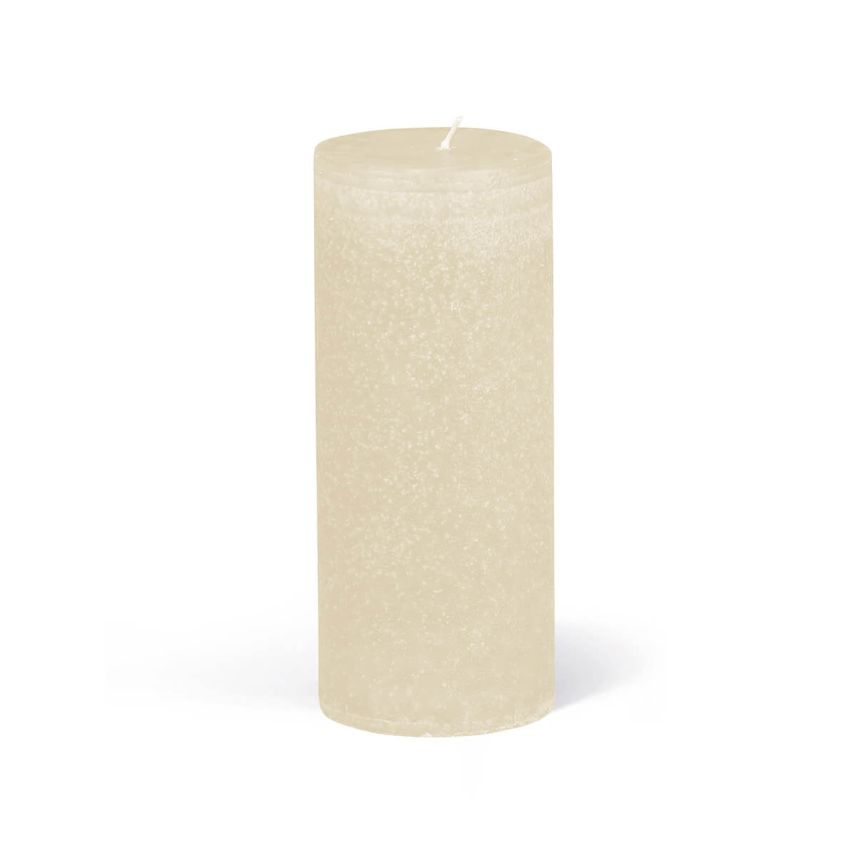 Une bougie cylindrique de couleur ivoire repose sur une surface plane et blanche. La mèche est placée au centre. La surface de la bougie semble légèrement rugueuse. On aperçoit une légère ombre portée.