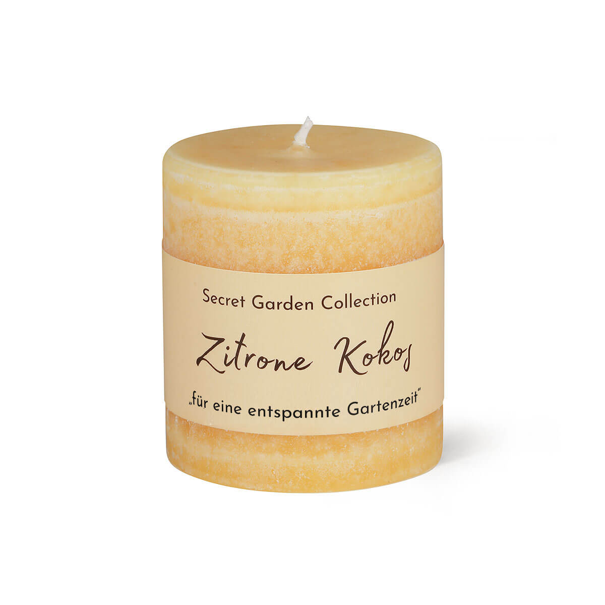 Zylindrische, hellgelbe Kerze mit rauer, leicht gesprenkelter Oberfläche. Cremefarbenes Etikett mittig mit "Secret Garden Collection", darunter "Zitrone Kokos" und "für eine entspannte Gartenzeit". Weißer Docht oben.