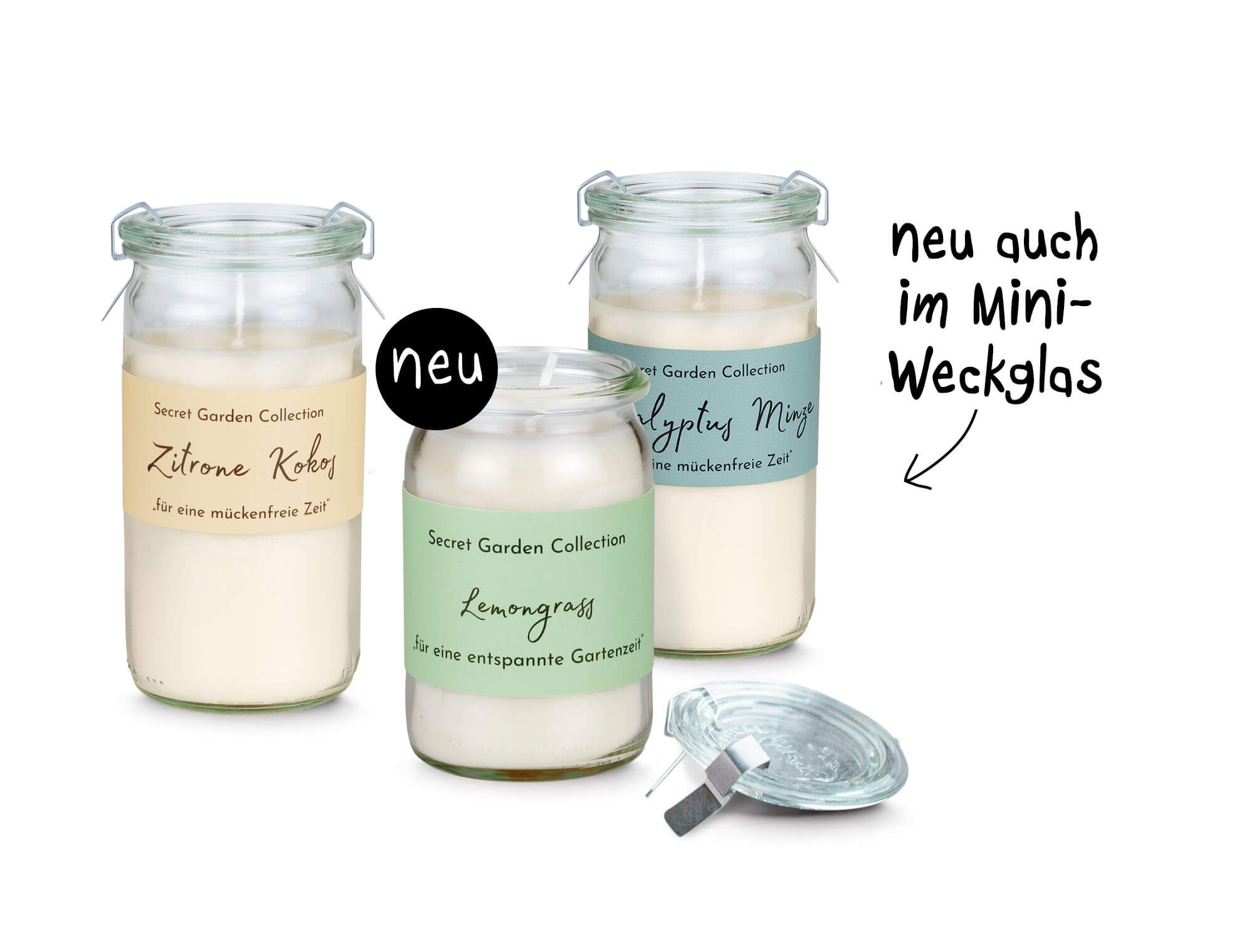 Drei handgegossene Duftkerzen in wiederverwendbaren Glasgefäßen auf weißem Hintergrund. Düfte: Zitrone Kokos, Lemongrass (neu) und Eucalyptus Minze für mückenfreie oder entspannte Zeit im Garten. Offener Glasdeckel vorn.