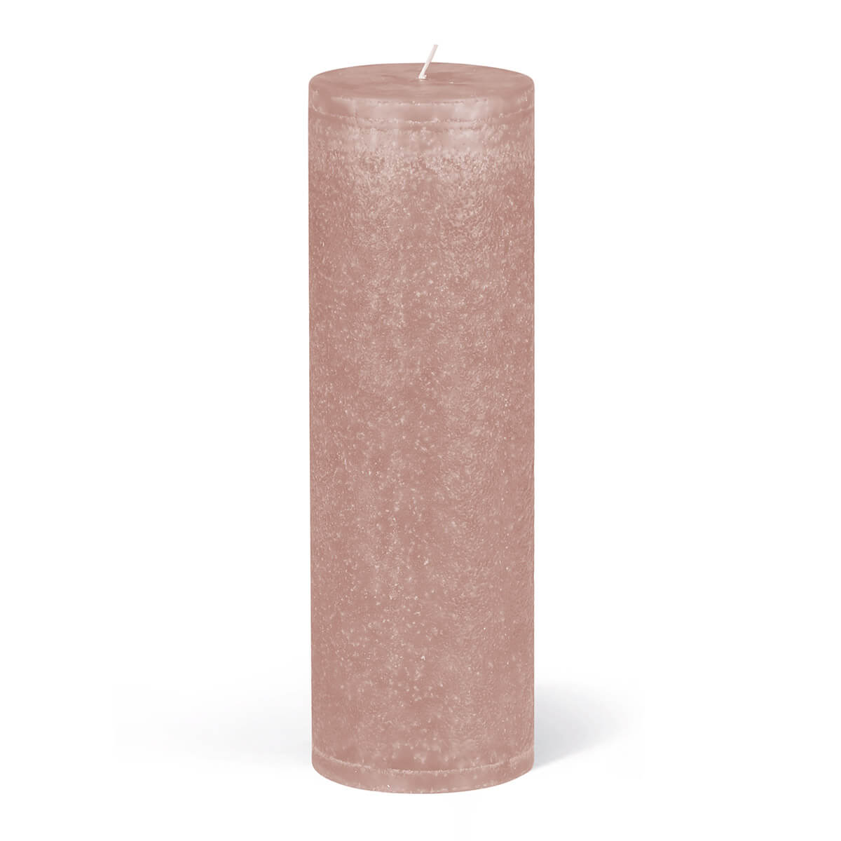 Une bougie cylindrique unique de couleur vieux rose repose sur un fond blanc. La bougie présente une surface irrégulière, légèrement texturée, et une mèche. Elle projette une ombre discrète vers la gauche.