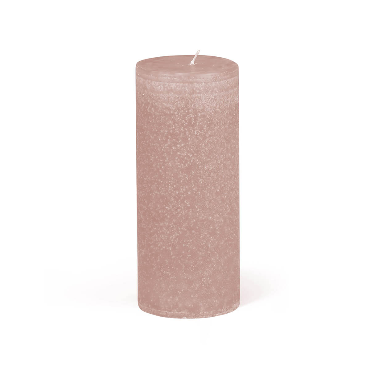 Une bougie cylindrique rose repose sur une surface blanche. La bougie présente une texture légèrement rugueuse et une petite mèche blanche. La lumière tombe doucement sur la bougie et projette une ombre légère.