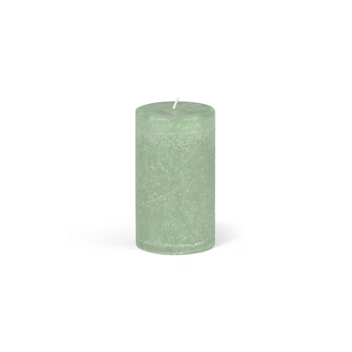 Bougie cylindrique de couleur vert clair, posée sur un fond blanc. La bougie présente une surface légèrement texturée et une mèche blanche courte.