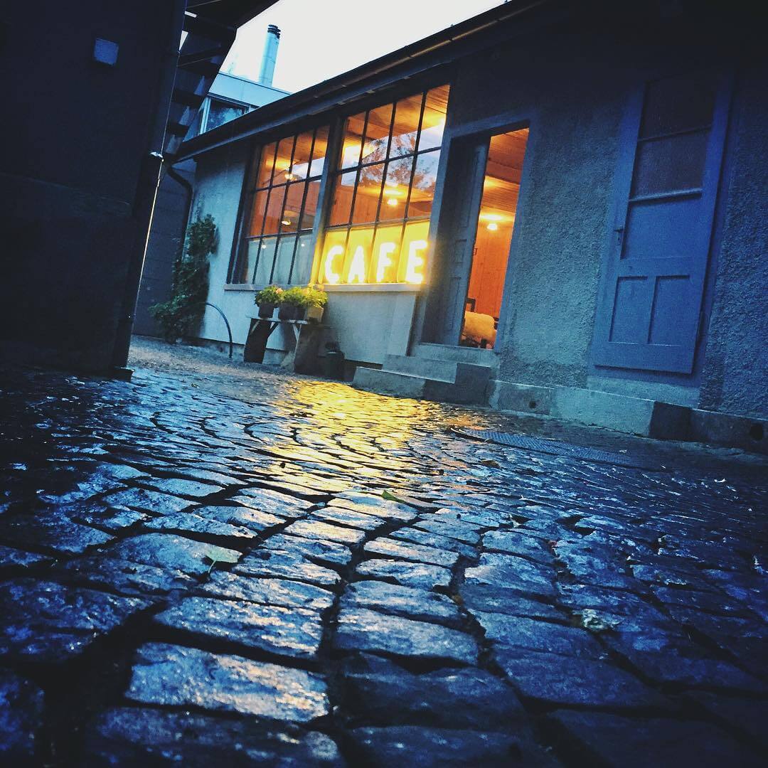 2016-10-27-13-00-20-1370245553896500032_1219639337