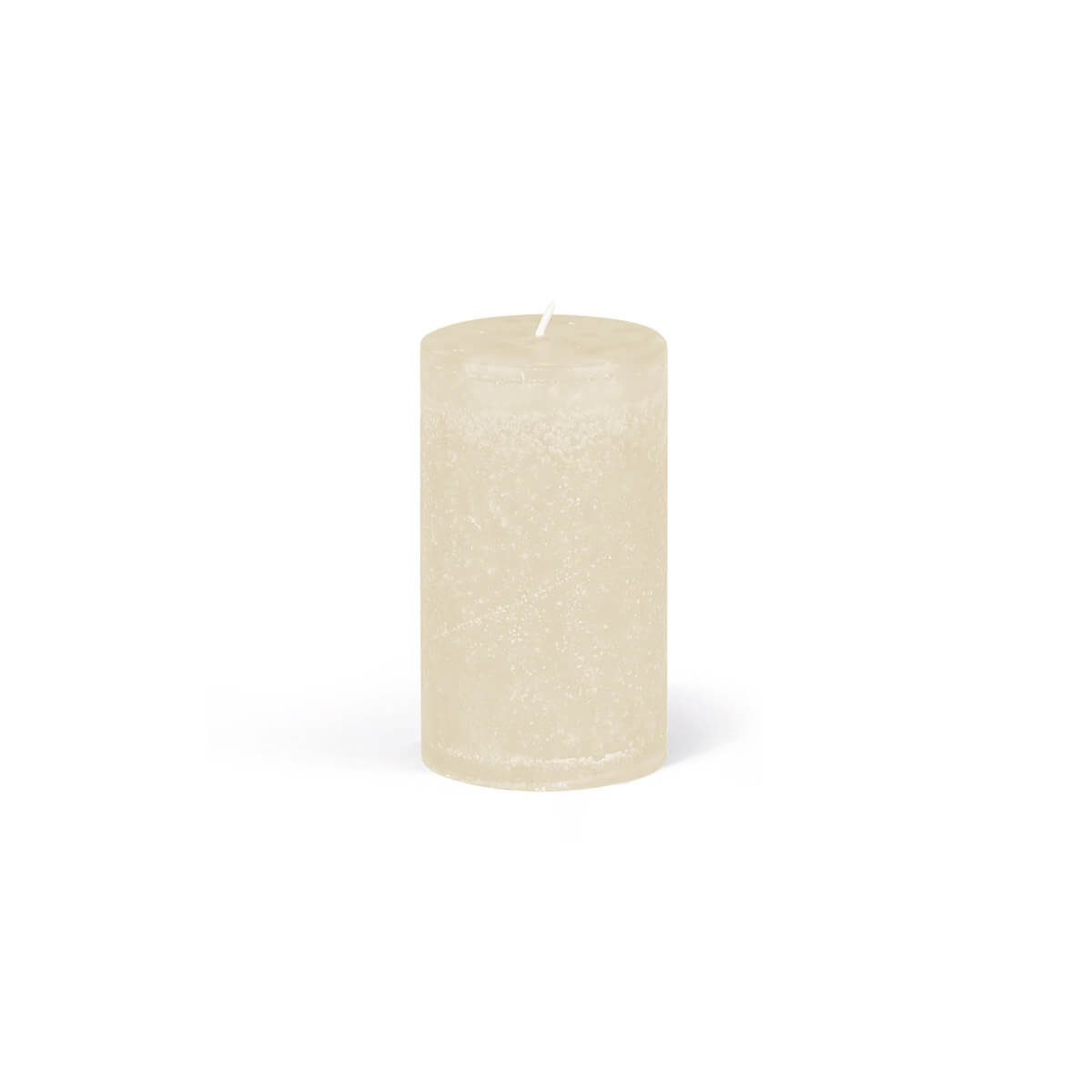 Une bougie cylindrique couleur ivoire repose sur un fond blanc. La bougie est cylindrique et présente une surface lisse, légèrement texturée. La mèche est placée au centre. De légères ombres suggèrent un éclairage venant d'en haut.