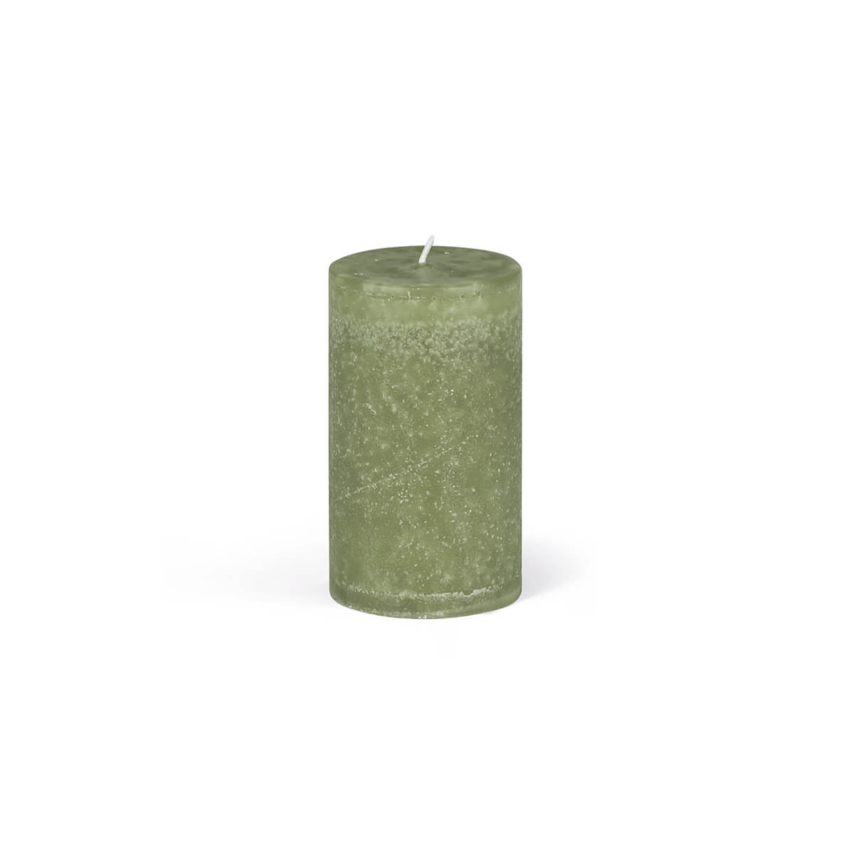 Bougie cylindrique verte à texture légère. La mèche est placée au centre et est claire. La surface est légèrement irrégulière, avec de petites taches plus claires. La bougie repose sur une surface blanche.