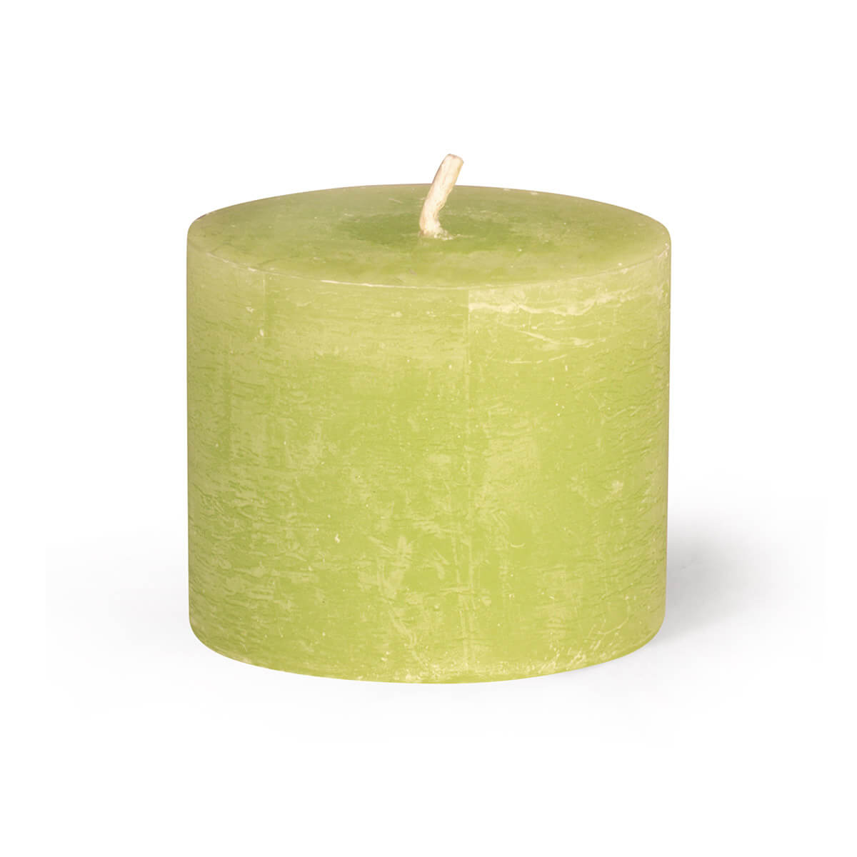 Une bougie cylindrique courte de couleur vert clair repose sur une surface blanche. Une mèche blanche dépasse du haut de la bougie.