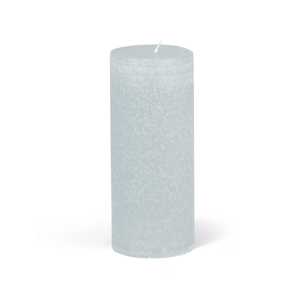 Une bougie cylindrique bleu clair repose sur un fond blanc. La mèche de la bougie est placée au centre. La surface de la bougie présente un aspect légèrement texturé.