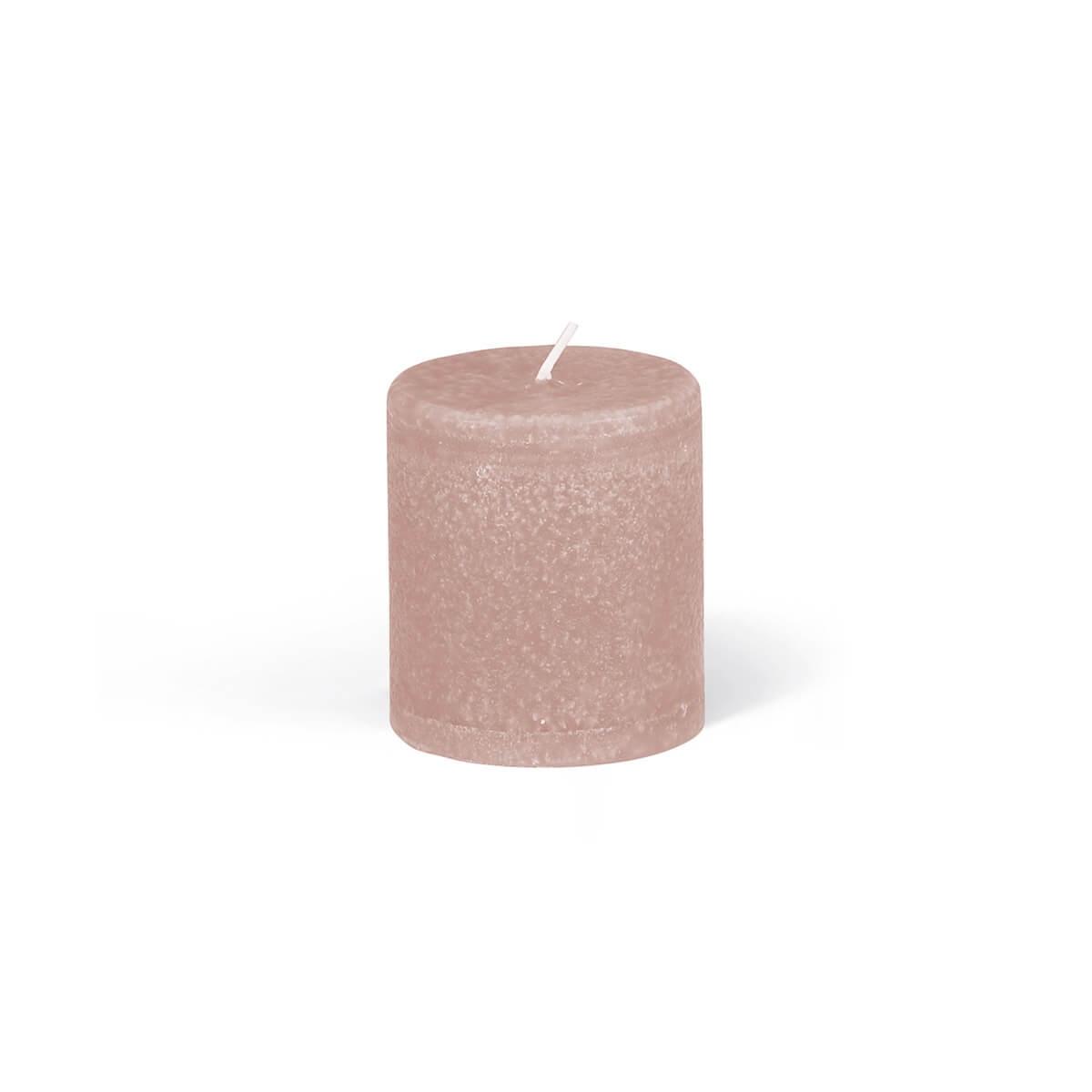Une bougie cylindrique vieux rose repose sur un fond blanc. La bougie est de forme cylindrique, avec une texture rugueuse et une mèche blanche droite. Elle projette une légère ombre vers la gauche.