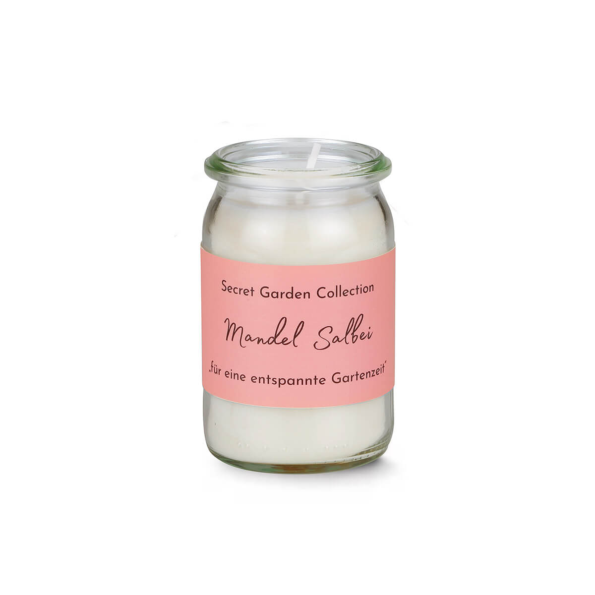 Kleine weiße Wachskerze im transparenten Glas mit Docht in der Mitte. Rosa Etikett am oberen Glas: 'Secret Garden Collection', darunter in Schreibschrift 'Mandel Salbei' und unten 'für eine entspannte Gartenzeit'.