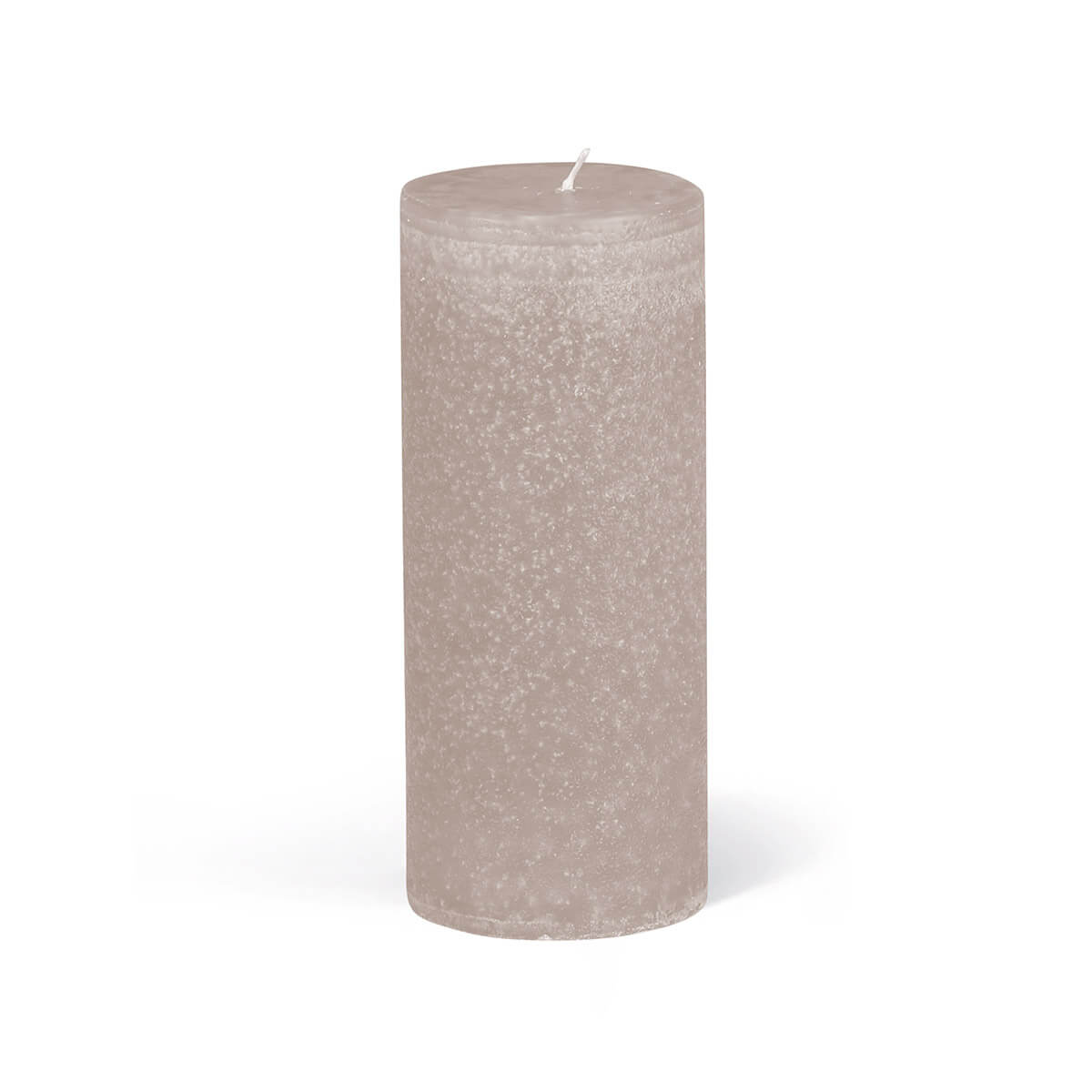 Une bougie cylindrique beige mat à mèche apparente repose sur une surface blanche. La bougie projette une légère ombre vers la gauche.