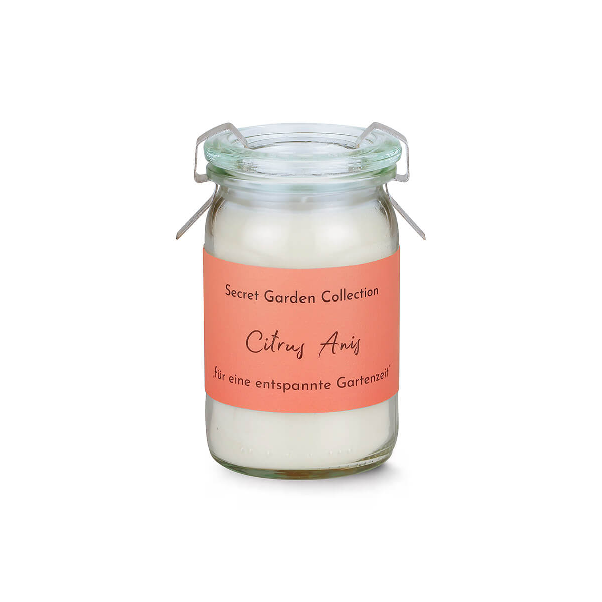 Kleine Kerze im Glas mit weißem Wachs und rosafarbenem Etikett. Aufschrift: "Secret Garden Collection", "Citrus Anis" und "für eine entspannte Gartenzeit" – Duft nach Zitrus und Anis. Mit Metallverschluss.