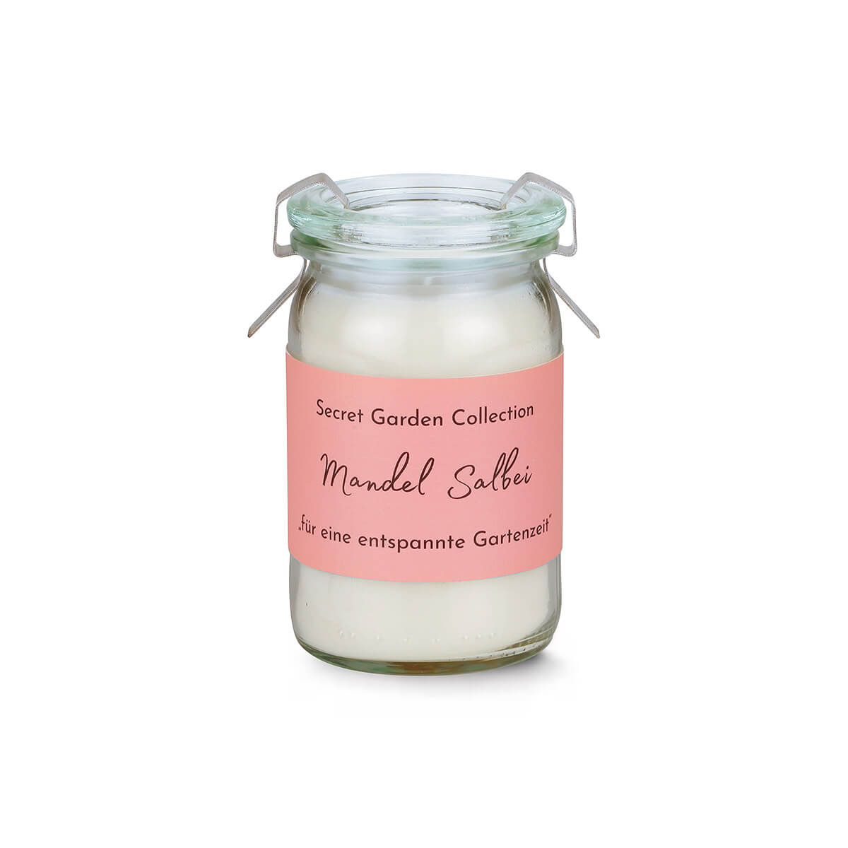 Kleines Glasgefäß mit weißer Kerze und silbernem Bügelverschluss. Rosa Etikett am Glas: "Secret Garden Collection", "Mandel Salbei" und "für eine entspannte Gartenzeit" in schwarzer Schrift. Isoliert auf weißem Hintergrund.