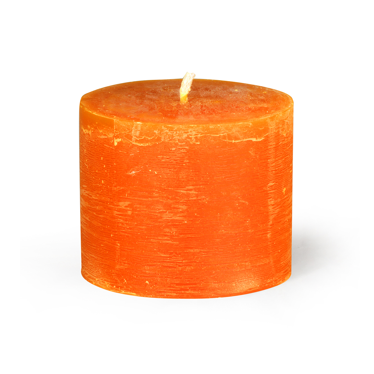 Une bougie de jardin orange de forme cylindrique, à la surface rustique givrée, repose sur un socle blanc. La mèche de la bougie teintée dans la masse est placée au centre et dépasse légèrement vers le haut.