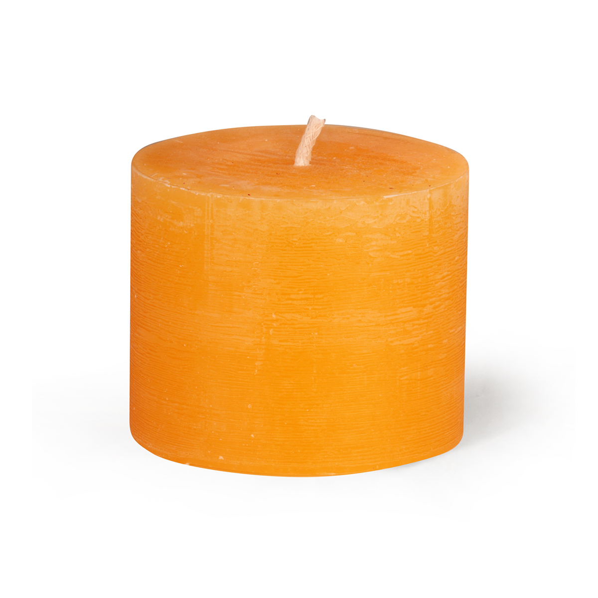 Une bougie de jardin cylindrique de la marque Hongler, de couleur ambre, se détache sur un fond blanc. La bougie présente une surface rugueuse et rustique et une mèche au centre. La couleur est teintée dans la masse.